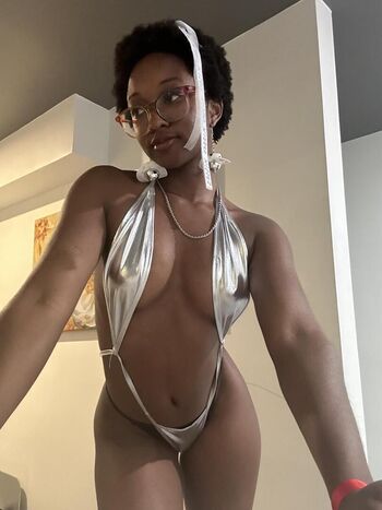 Ava V Marie