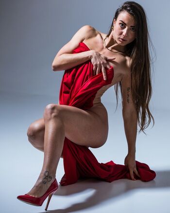 ninamissfit.model